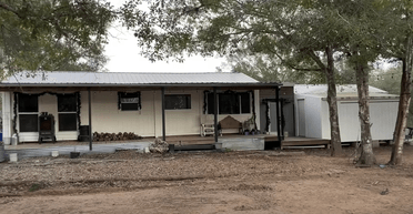 Сім'я переробила два сараї на прекрасну садибу, щоб ніколи не платити іпотеку (фото)