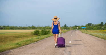 Жінка йшла пішки в іншу країну, щоб знайти зниклого чоловіка, і зустріла там його другу сім'ю