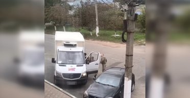 Под Одессой военные вытащили водителя из авто: в ТЦК говорят, что действовали законно (видео)