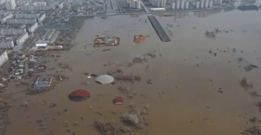 Наводнение продолжается: Maxar показала спутниковые фото последствий затопления в Оренбургской области РФ