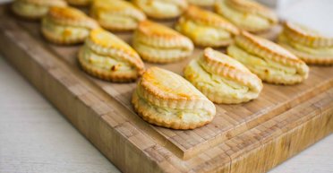 Приятный способ хорошо начать день: рецепт сочников с творогом на завтрак