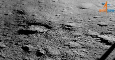 Видно з космосу. На місці посадки апарата "Чандраян-3" на Місяці виявлено аномалію (фото)