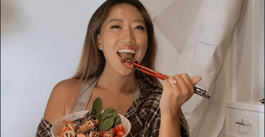 "Замовили все меню": дівчина стала героїнею скандалу з рахунком у ресторані (фото)