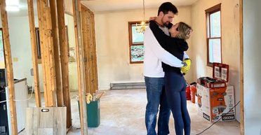 Подружжя власноруч перетворило будинок із дахом, що протікає, на затишне гніздо (фото)