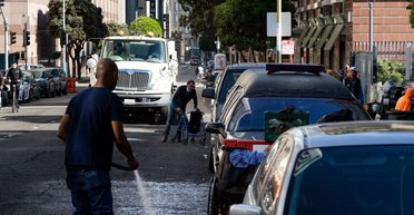 Суддя, інженер і лікар: прибиральник працював 27 років без вихідних заради успіху дітей