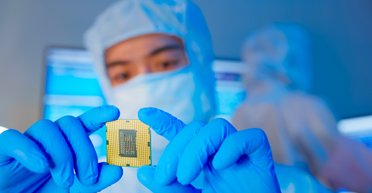 Дефицит смартфонов или авто? Как и на что повлияет остановка производства микрочипов в Тайване