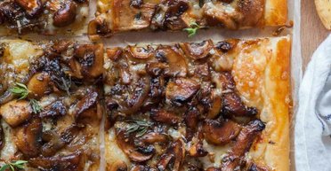 Рецепт, который покорил соцсети: как приготовить пирог с грибами и луком (видео)