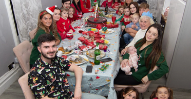 "Нас воспитывали так же": родители 22 детей берут с них арендную плату и деньги на еду (фото)