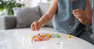 Девочка продавала браслеты ручной работы ради мечты: зачем ей деньги (фото)