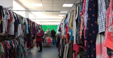 Невидима небезпека: експертка назвала головну загрозу в одязі із секонд-хенду