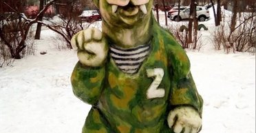 "Годзилла" в форме ВС РФ: россиянин смастерил из снега зеленый символ 2024 года (фото)