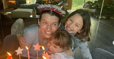 Мілла Йовович зворушливо привітала старшу доньку із 17-річчям (фото)