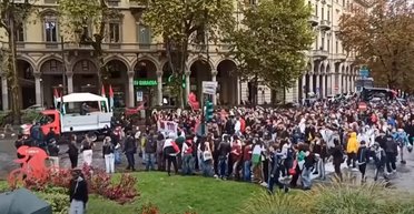 Десятки тысяч людей выходят на протесты в Италии: порты заблокированы, школы закрыты (видео)