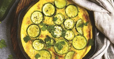 Идеальный завтрак из сезонных овощей: рецепт омлета из кабачков