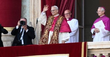 Кольцо за полмиллиона, папамобиль и дворец на скале: что достанется новому Папе Римскому