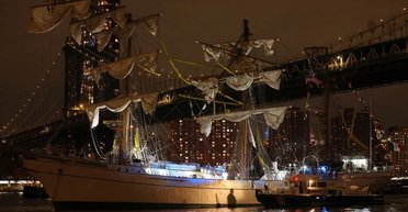 Парусник ВМС Мексики Cuauhtеmoc врезался в Бруклинский мост: много пострадавших (видео)