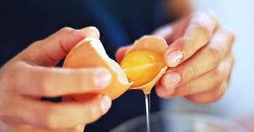 Годують рисом: у мережі показали курячі яйця з абсолютно білим жовтком (фото)