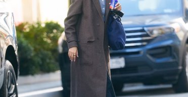 Кайя Гербер продемонструвала стильне пальто на грудень 2023 року (фото)