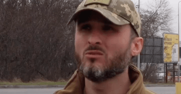 В каске и с бородой: Игорь Ласточкин после мобилизации вышел на связь (видео)