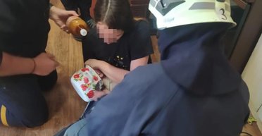 Голова в кастрюле: в Волынской области ГСЧС необычным способом спасли ребенка (фото)