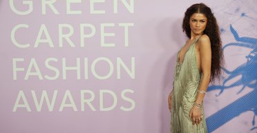 Зендея в сукні з глибоким декольте вийшла у світ (фото)