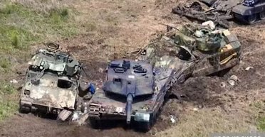 "Колонны бронетехники ВСУ": в РФ показали кадры уничтожения своих танков в Курской области (видео)