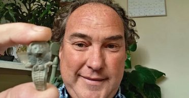 Есть только один подобный экземпляр: мужчина нашел древний артефакт возле своего дома (фото)