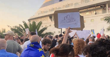 "Не повернули прапор": затриману на акції протесту в Грузії українку відпустили (фото)