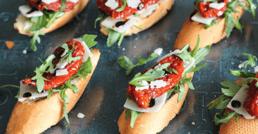 Закуска з в'яленими помідорами, руколою та гострим сиром: швидкий рецепт