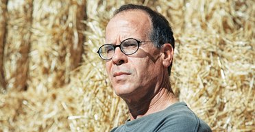 Как писать на языке, которому 4000 лет. Меир Шалев — об "украинской" бабушке, Гоголе и отношениях с властью