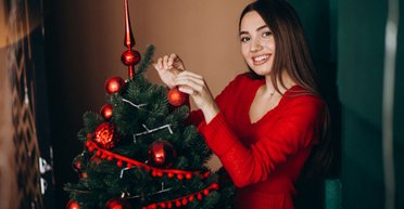 Зачем отпаривать искусственную елку: гениальный лайфхак, который пригодится перед праздниками (видео)