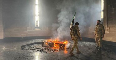 Сирийские повстанцы сожгли мавзолей отца Башара Асада (видео)