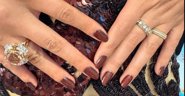 Селена Гомес показала ідеальний вишневий манікюр (фото)