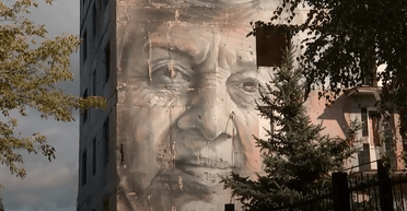 Преподавала украинский язык: умерла учительница, портрет которой нарисован на доме в Авдеевке