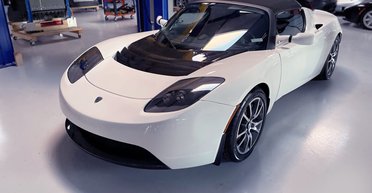 Современная классика: обнаружена редкая Tesla 2010 года без пробега (фото)