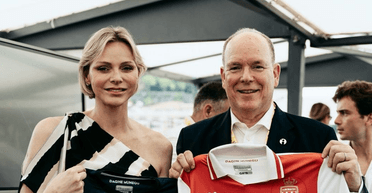 Усміхнені князь та княгиня Монако зʼявилися на публіці (фото)