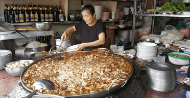 Блогер спробував унікальний суп, який готують без зупинки вже 50 років (відео)