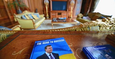 Что узнали о быте Януковича активисты, и как расследуются хищения бывших чиновников