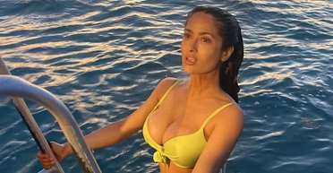 Сальма Гаєк у яскравому бікіні насолоджувалася пивом на яхті з друзями (фото)