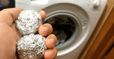 Зачем нужны шарики из фольги в стиральной машине: полезный лайфхак для хозяек