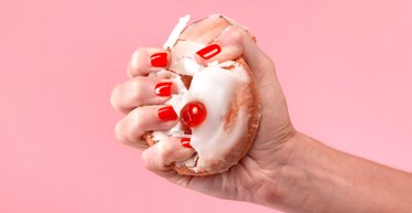 Наймодніший колір манікюру серпня 2022. Топ ідей покриття червоним лаком