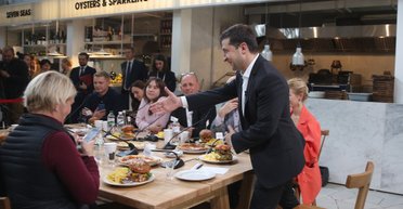 Улыбаемся и машем. Как повары и сотрудники Kyiv Food Market оценили пресс-марафон президента