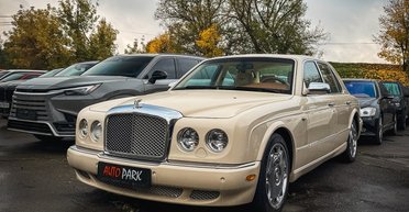В Киеве заметили редкий люксовый седан Bentley с "алкогольным" названием (фото)