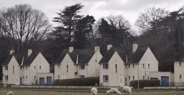 Будували за спецзамовленням: селище перетворилося на місто-привид із цілодобовою охороною (фото)