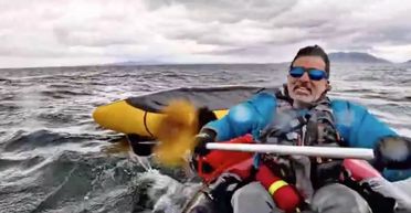 Кит проковтнув чоловіка й пірнув на глибину: той вижив і розказав про побачене (фото)