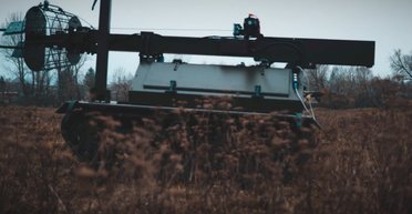 Несет РЭБ и ретранслятор: для ВСУ создали бесшумный наземный дрон "Плющ" (видео)