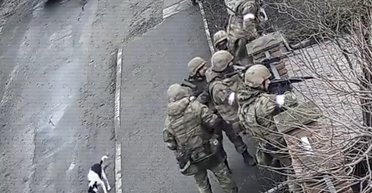 Пограбування і тортури: ЗМІ знайшли військових РФ, підозрюваних у вбивстві полковника СБУ в Бучі (відео)