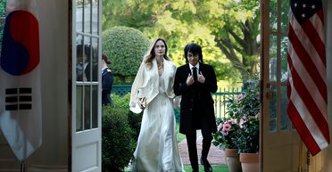 Вінтажний Chanel і нереальна сукня. Розкішна Анджеліна Джолі із сином прийшла в Білий дім