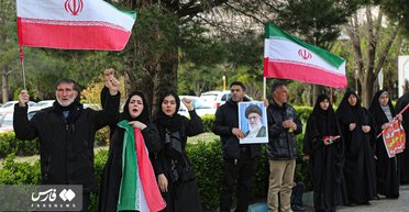 В Ірані люди вибудувалися в живі щити довкола електростанцій та мостів: чекають дій Трампа