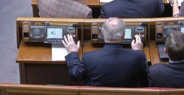 Зеленский тянется к кнопке. Как запретить депутатам голосовать за себя и за того парня